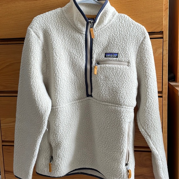 Patagonia Sweaters - Patagonia women’s retro pile fleece marsupial, size medium, in the color pelican
